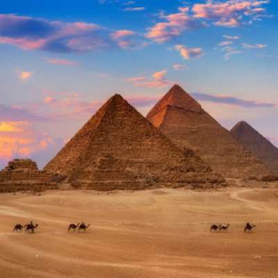 إنهم يبلّطون الأهرامات... «كفاية يا مصر»!
