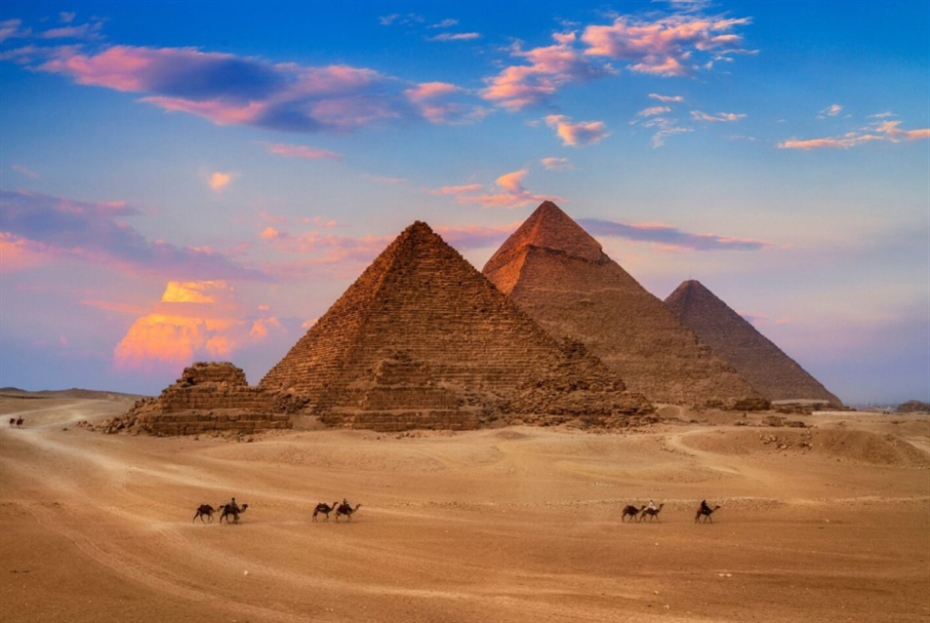 إنهم يبلّطون الأهرامات... «كفاية يا مصر»!