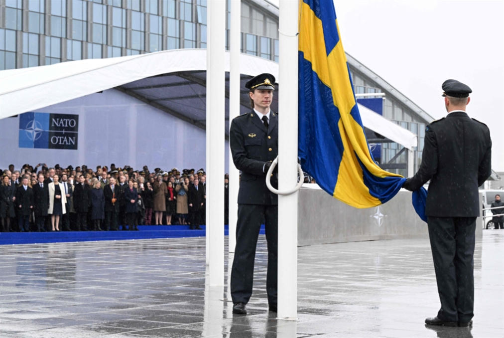 علم السويد على أبواب «الناتو»: العراضات الغربية لا تنعش كييف