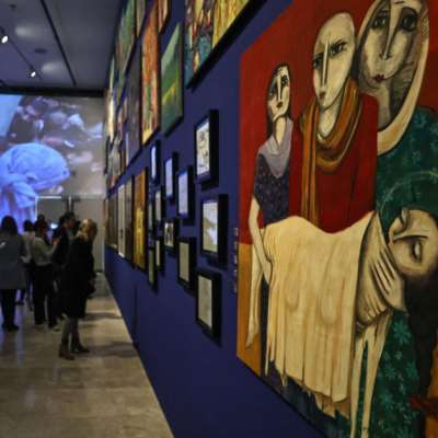 معرض يوثّق مذبحة غزّة عبر أعمال مبدعيها الشهداء والأحياء | الفنّ الناجي من الإبادة: فلسطين حرّة من الأزرق إلى الأزرق