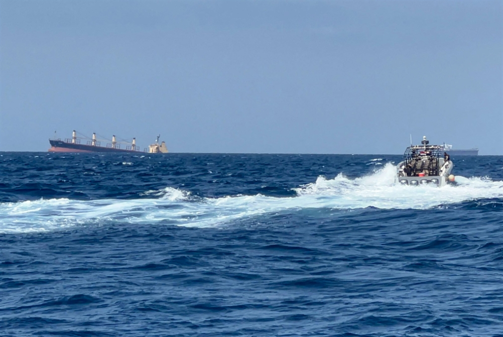 «المحظور» يقع أخيراً: احتراق سفينة أميركية في البحر الأحمر