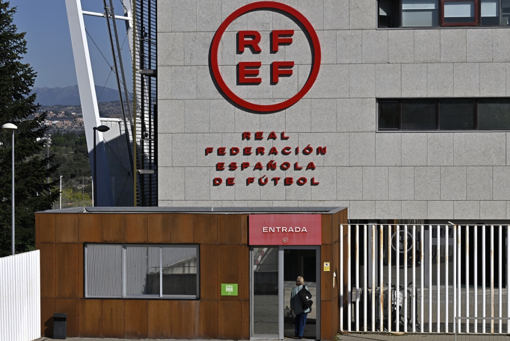 الحكومة الإسبانية تتعهّد بإصلاح الوضع «غير المقبول» في اتحاد كرة القدم