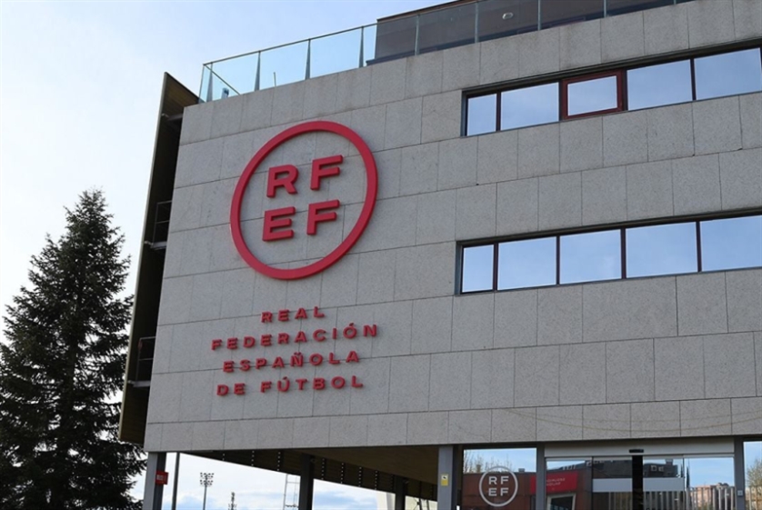 الحكومة الإسبانية تضع اتحاد كرة القدم تحت الوصاية