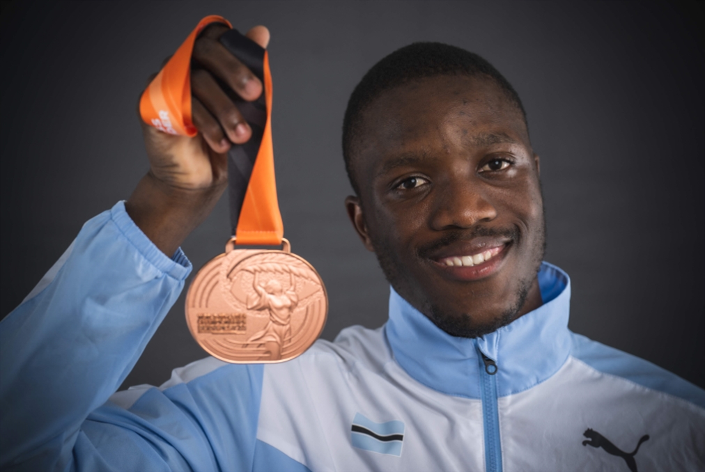 العداء تيبوغو أول أفريقي بطلاً للعالم في سباق 100 م