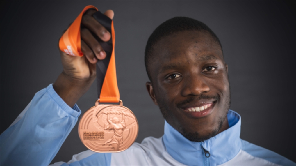 صورة العداء تيبوغو أول أفريقي بطلاً للعالم في سباق 100 م