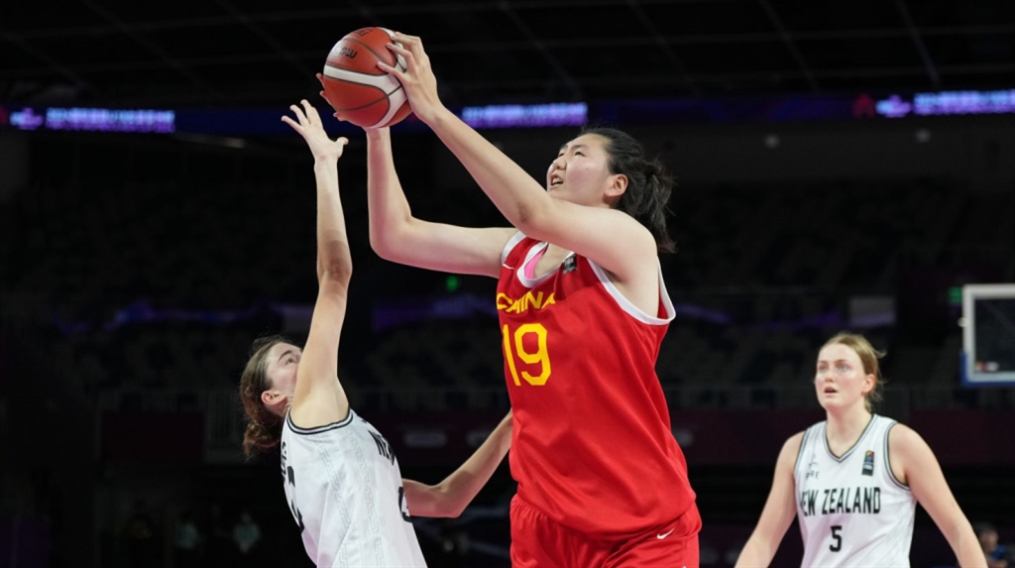 صورة لاعبة كرة سلة صينية تقترب من «WNBA»