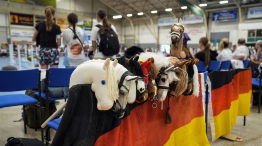 صورة «الخيول الخشبية» رياضة تزداد شعبيتها
