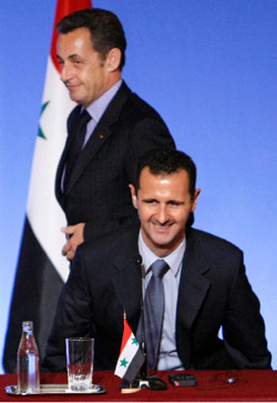 الأسد وساركوزي خلال مؤتمر صحافي مشترك في باريس في 12 تموز الجاري (إيريك جيلارد - رويترز)