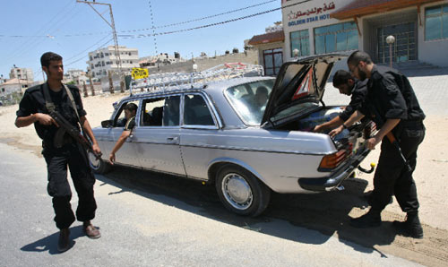 عناصر من «حماس» يفتشون سيارة في غزة أمس (سعيد خطيب - أ ف ب)