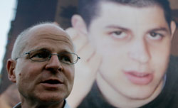 والد شاليط امام صورة ابنه (أرييل شاليط - أ ب)