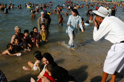 مصطافون على شاطئ الإسكندرية (أسماء وجيه ــ رويترز)