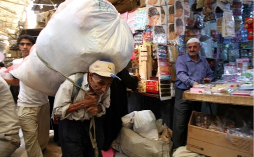 عجوز عراقي في سوق الشورجة في بغداد (هادي مزبان ــ أ ب)