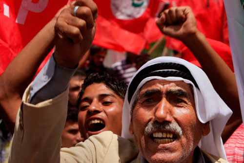 فلسطيني خلال تظاهرة ضد القتال الداخلي في غزة أمس (عادل حنا ــ أ ب)