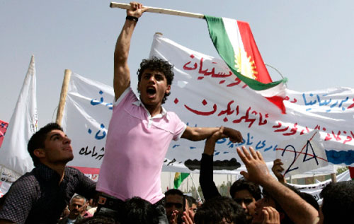 أكراد يتظاهرون ضدّ قانون الانتخابات في أربيل (أزاد لشكري ــ رويترز)