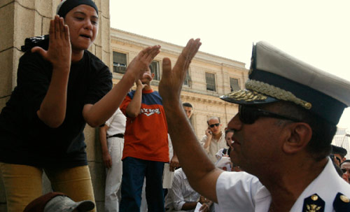 رجل شرطة يجادل محتجاً مصرياً في القاهرة  (أسماء وجيه ــ رويترز)