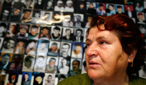 والدة أحد ضحايا مجزرة سربرنيتشا في توزلا أمس (نيكولا سوليك ـ رويترز)