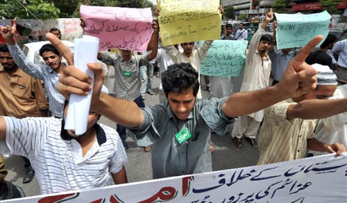 باكستانيّون من «الجماعة اللإسلاميّة» الأصوليّة يتظاهرون ضدّ بوش (آصف حسن ـــ أ ف ب)