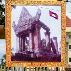 صورة لمعبد بيراه فيهار في أحد شوارع بنوم بنه (بورنشياي ونغساكول ــ أ ف ب)