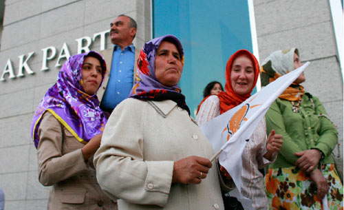 مناصرات لـ«العدالة والتنمية» يحتفلن بالقرار في أنقرة أول من أمس (أوميت بكتاش ـــ رويترز)