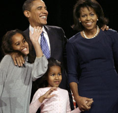 أوباما وعائلته خلال مهرجان انتخابي في أيوا كانون الثاني الماضي ( سبينسر غرين - أ ب)
