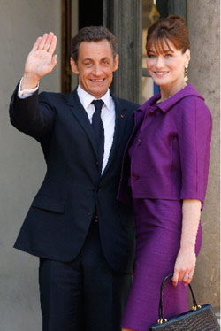 ساركوزي وكارلا بروني على مدخل الإليزيه (بينوه تيسير ـ رويترز)