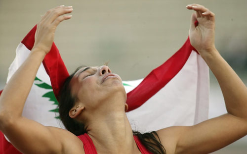 غريتا تسلاكيان فرحةً بعد فوزها في سباق الـ100 متر في البطولة العربية الأخيرة (أرشيف ــ هيثم الموسوي)