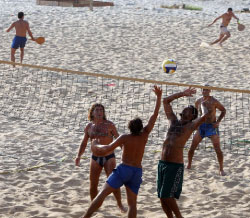 مواطنون يمارسون هواياتهم الرياضية على شاطئ البحر (محمد علي)