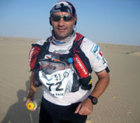 العدّاء اللبناني علي وهبي في أحد سباقاته في الصحارى (أرشيف)