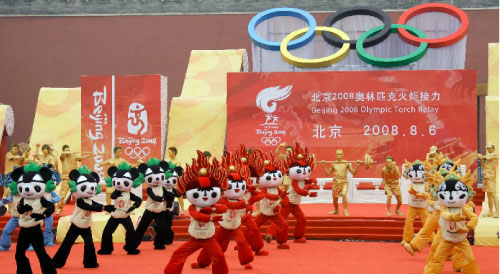 تمائم الأولمبياد في الاحتفال التجريبي لحفل الافتتاح أمس في بكين (جايسون لي ـ رويترز)