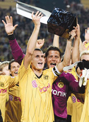 كابتن بوروسيا دورتموند سيباستيان كيهل يرفع كأس السوبر الألمانية التي أحرزها فريقه على حساب بايرن ميونيخ 2 - 1 (مارتن مايسنر ـ أ ب)