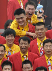 أعضاء المنتخب الصيني خلال حفل افتتاح القرية الأولمبية (بيتر باركس ــ أ ف ب)