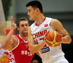 عملاق منتخب السلة الصيني ياو منغ في مباراة بلاده الأخيرة أمام روسيا (فريديريك براون ـ أ ف ب)