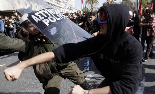 خلال التظاهرات الاحتجاجية في أثينا اليوم (يورغوس كاراهاليس - رويترز)