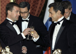 ميدفيديف وساركوزي في باريس (فالديمير روديونوف - أ ب)
