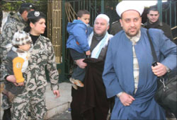 شيخ من “علماء فلسطين” وعنصر من “الأمن العام” يحملان أبني مقاتل من “فتح الإسلام”