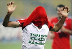 محمد أبو تريكة يحتفل بأحد أهدافه متعاطفاً مع القضية الفلسطينية (أ ف ب)