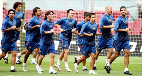 لاعبو برشلونة خلال التمارين على ملعب “نو كامب” (رويترز)