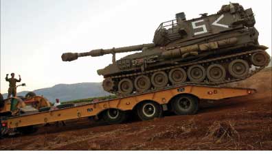 شحن مدفعية اسرائيلية قرب الحدود اللبنانية أمس (رويترز)