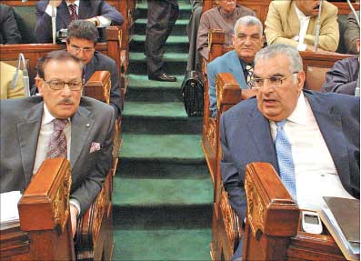 الشاذلي (الى اليمين) خلال جلسة لمجلس الشعب المصري في صورة من الأرشيف (الأخبار)