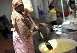 امرأة تطبخ للثوار في بنغازي أمس (سعيد خان ــ أ ف ب)