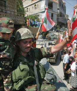جندي يحمل طفلاً على ظهر دبابة في شبعا  (أ ف ب)