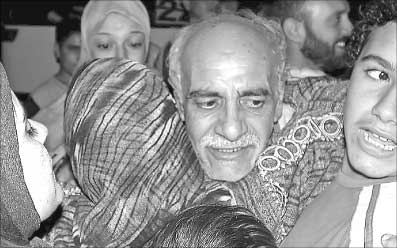 حسن ديب نصرالله يعانق افراد عائلته في بعلبك ( أ ف ب)