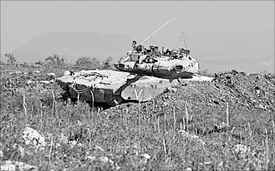 دبابة إسرائيلية قرب بلدة الوزاني (أ ب)