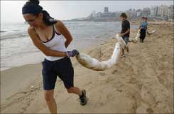 متطوّعو الخط الأخضر خلال حملة تنظيف الشاطئ (رويترز)
