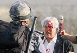 شرطي إسرائيلي يعتقل عربيّاً تمّ الاعتداء عليه خلال تظاهرة الصفوريّة أمس (هاغاي أحارون ـــ أ ب)