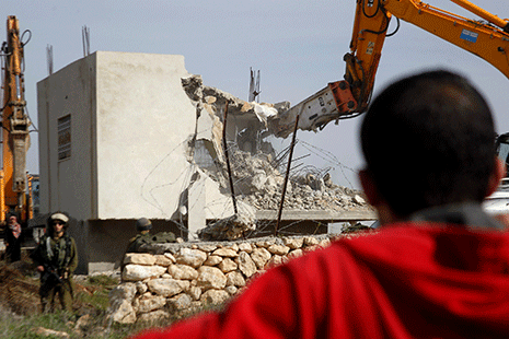 الاحتلال يهدم منزلاً في بلدة بيت أولا شمال الخليل (وسام هشلمون – آي بي ايه)