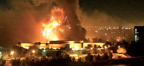 ألسنة النيران تتصاعد من مبنى القصر الرئاسي العراقي بعد تعرّضه للقصف في أوّل أيّام العدوان (أرشيف ـ رمزي حيدر)