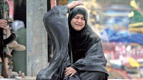 زوجة أحد ضحايا التفجيرات تنتحب خلال تشييعه في النجف (أرشيف ـ علاء المرجاني)