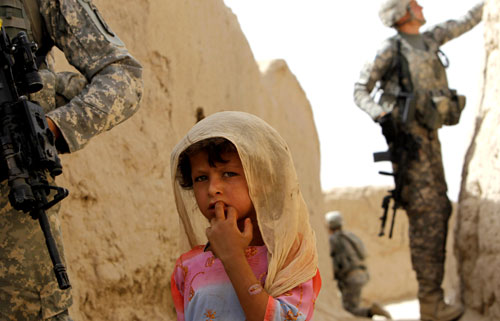 من سيبقى في أفغانستان ليتقاسم المغانم؟ (دينيس سينياكوف - رويترز)