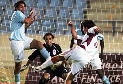 علي ناصر الدين يسجل هدف التعادل للنجمة أمام الفيصلي في آخر لقاء في كأس الاتحاد (محمد علي)